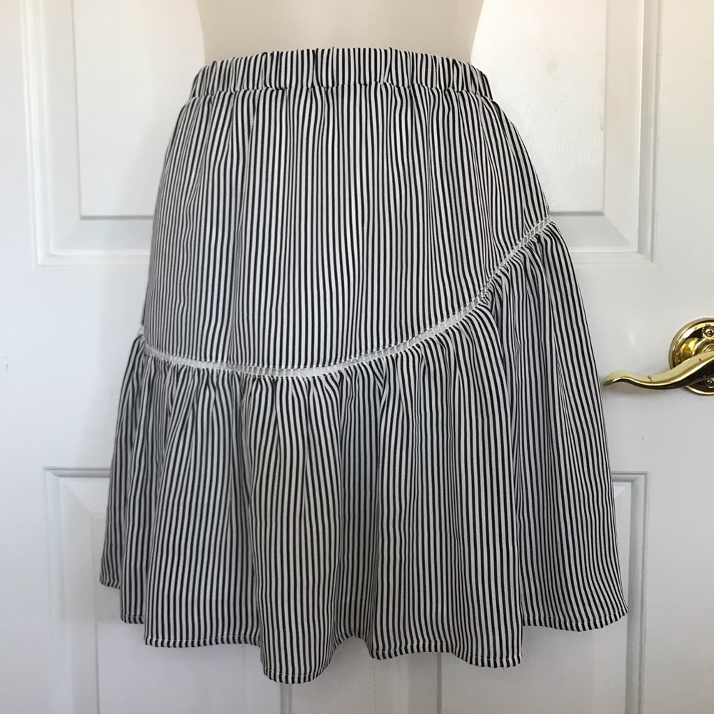 Banana Republic navy and white skirt